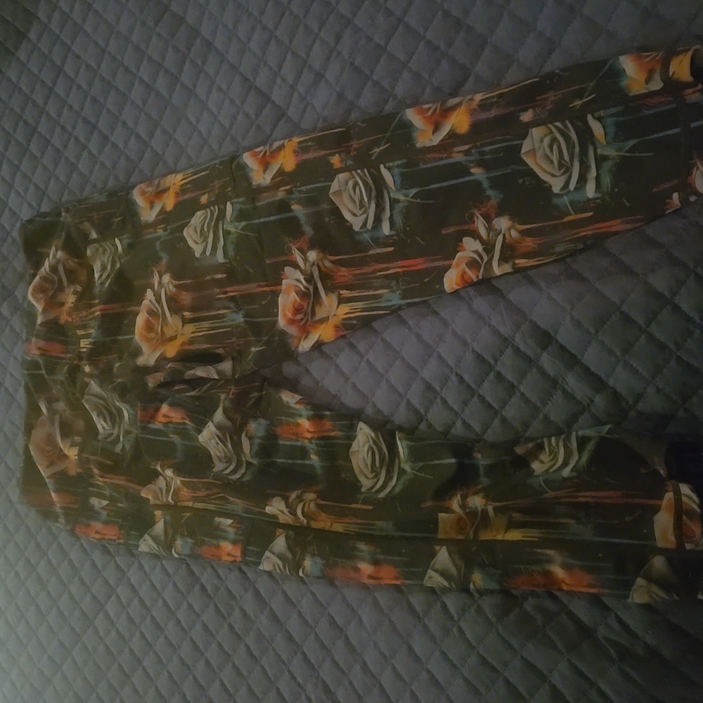 Constantly Varied Gear Dripping Roses Capris - Picture 2 of 3